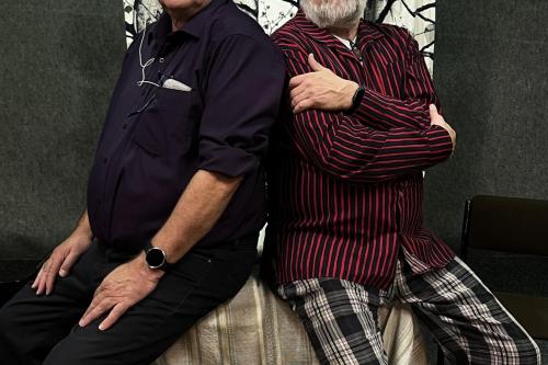 Perintö näytelmä. Kuvassa veljekset selät vastakkain, vasemmalla Jussi Rekonen, oikealla Erkki Teittinen