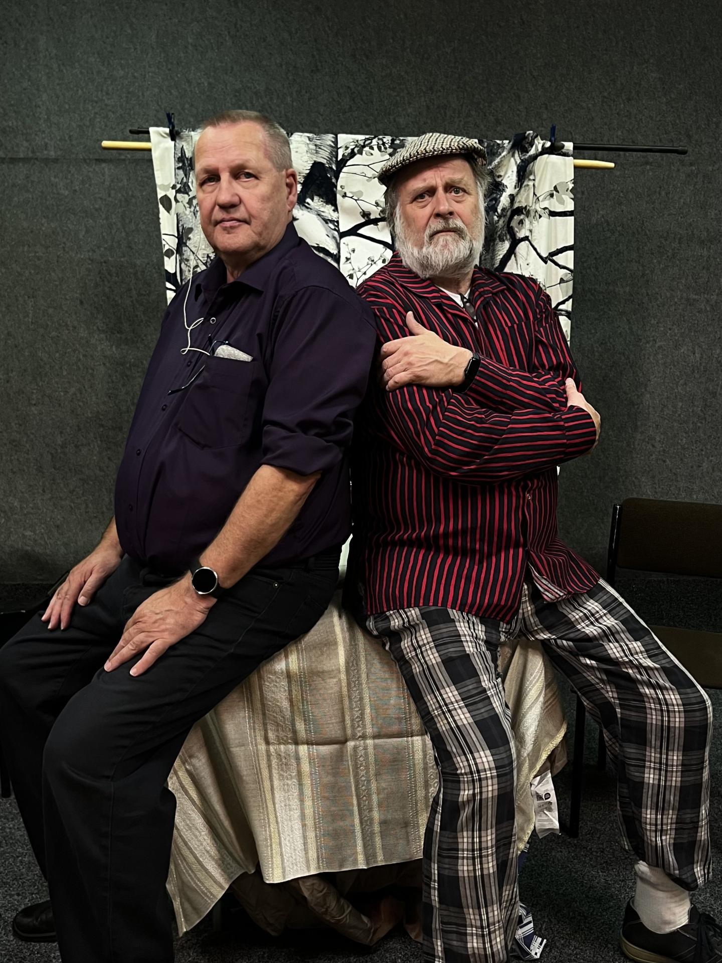 Perintö näytelmä. Kuvassa veljekset selät vastakkain, vasemmalla Jussi Rekonen, oikealla Erkki Teittinen