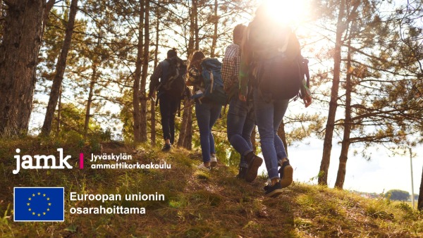 Tulevaisuuden työpolut -valmennusohjelma Ryhmä ihmisiä kävelee metsäisessä maastossa ylämäkeen auringon paistaessa taustalta. Kuvan vasemmassa alakulmassa näkyy Jyväskylän ammattikorkeakoulun logo sekä Euroopan unionin lippu ja teksti 'Euroopan unionin osarahoittama'.